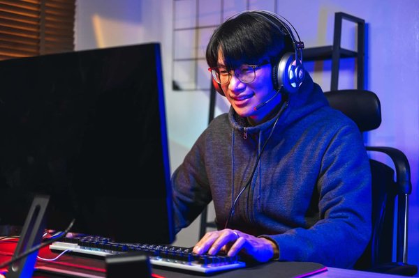 Comment créer une compétition de monologues théâtraux pour amateurs sur des thèmes contemporains ?